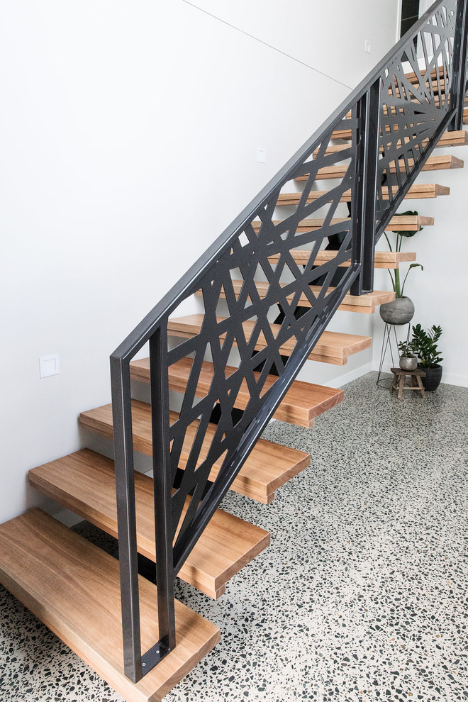 Design ideas for a mid-sized modern staircase in Canberra - Queanbeyan.
