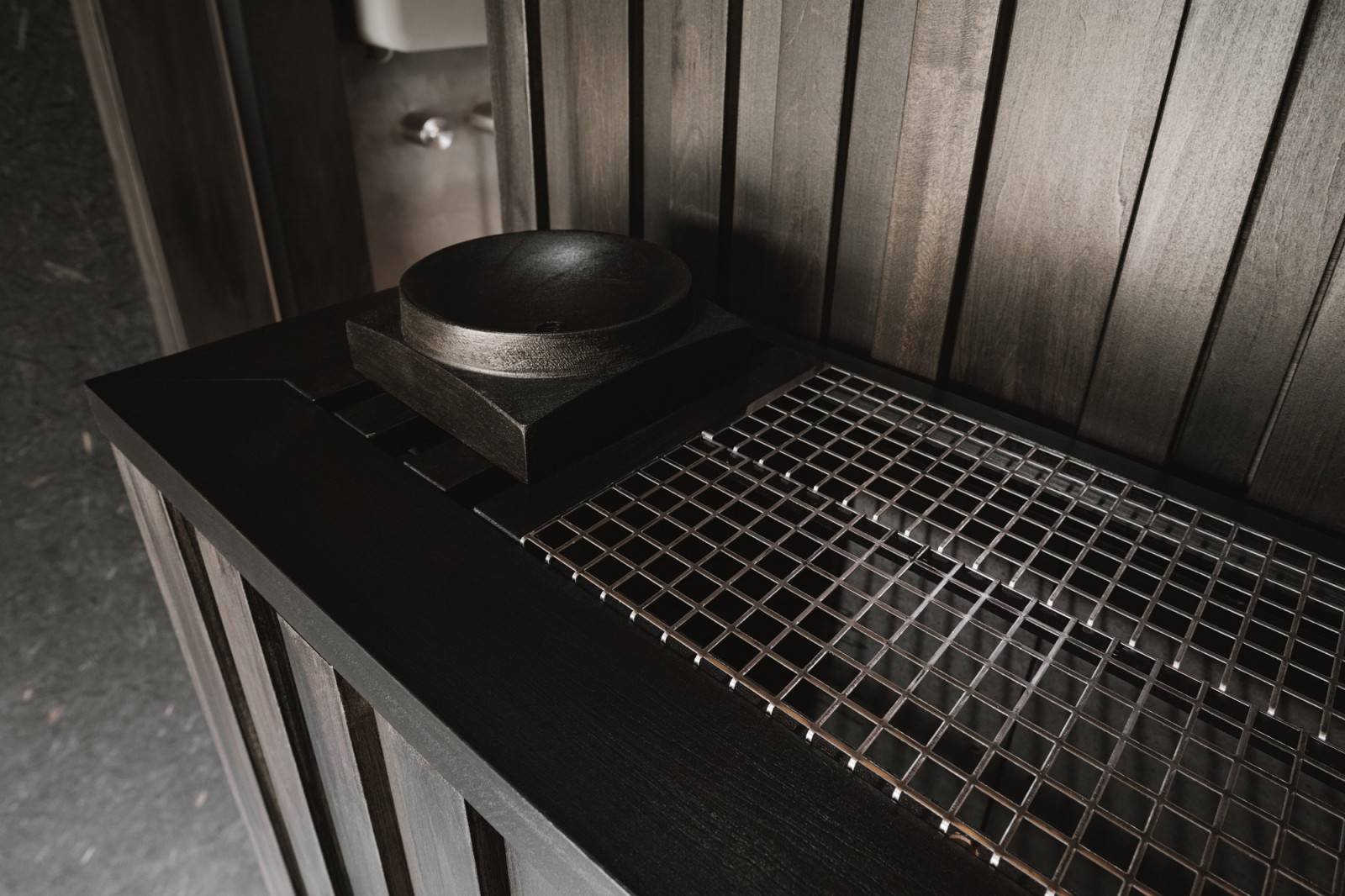 Сауна из тонированной липы со скрытой печью.