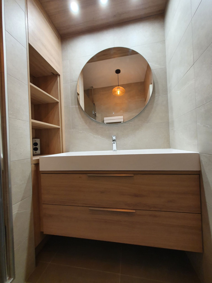 Идея дизайна: ванная комната среднего размера в стиле модернизм с стеклянными фасадами, коричневыми фасадами, душем без бортиков, серой плиткой, цементной плиткой, серыми стенами, полом из керамической плитки, душевой кабиной, раковиной с несколькими смесителями, столешницей из дерева, серым полом, душем с распашными дверями, бежевой столешницей, тумбой под одну раковину и встроенной тумбой