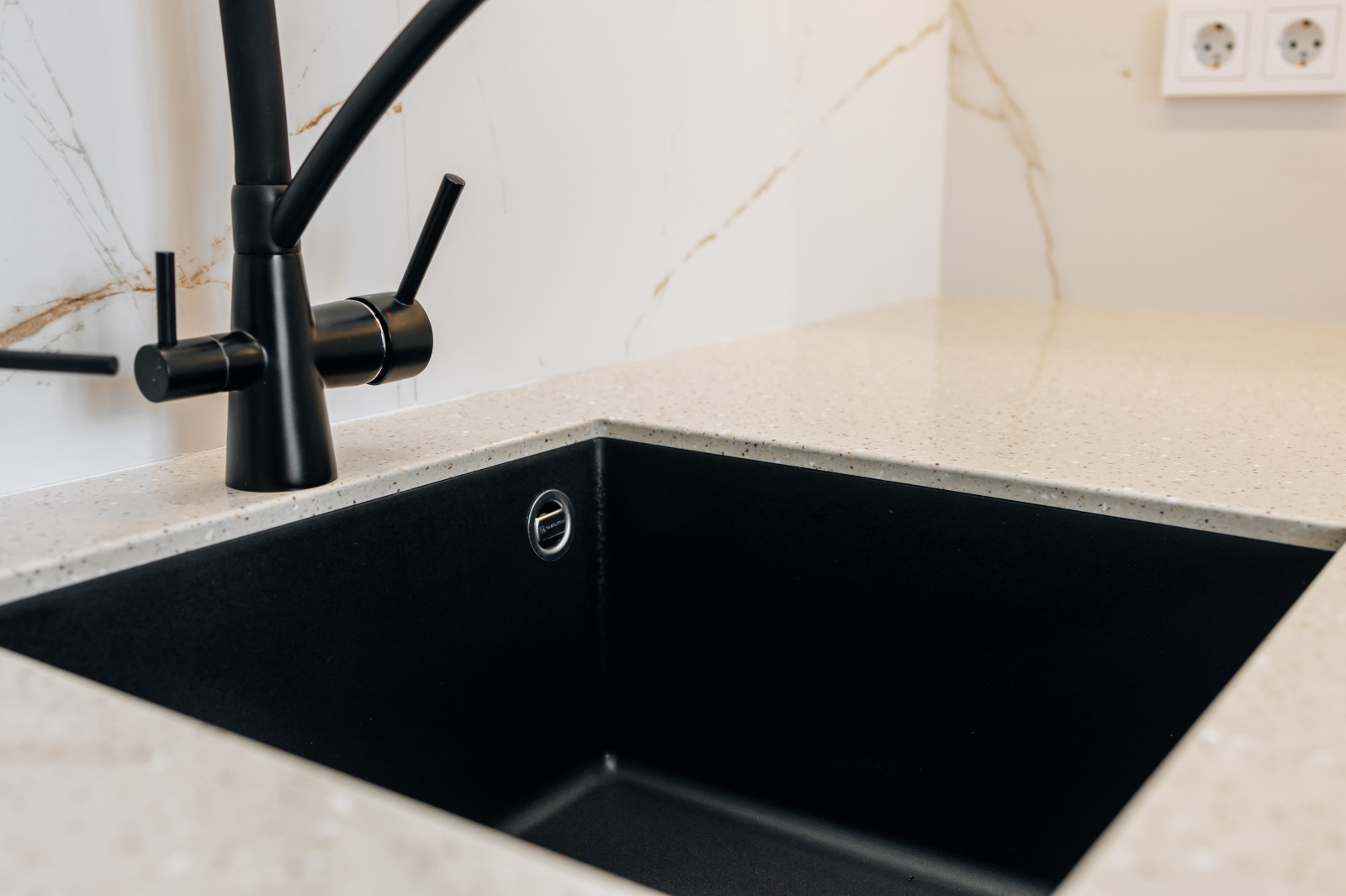 Светлая минималистичная кухня