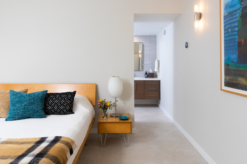 Aménagement d'une chambre parentale rétro de taille moyenne avec un mur beige, un sol en carrelage de céramique et un sol beige.