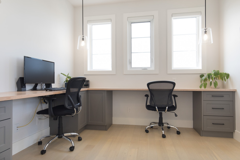 Imagen de despacho clásico renovado de tamaño medio con suelo de madera clara y suelo beige