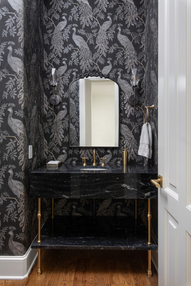 Inredning av ett klassiskt svart svart toalett, med öppna hyllor, svarta skåp, svarta väggar, mörkt trägolv, ett undermonterad handfat och brunt golv
