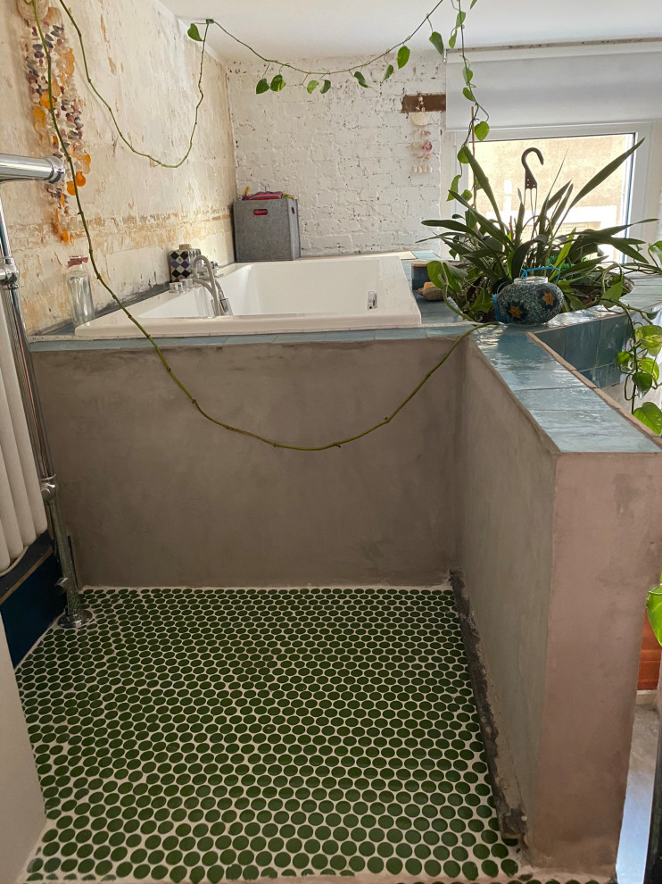 Transformation d'un local en loft brutaliste tropical