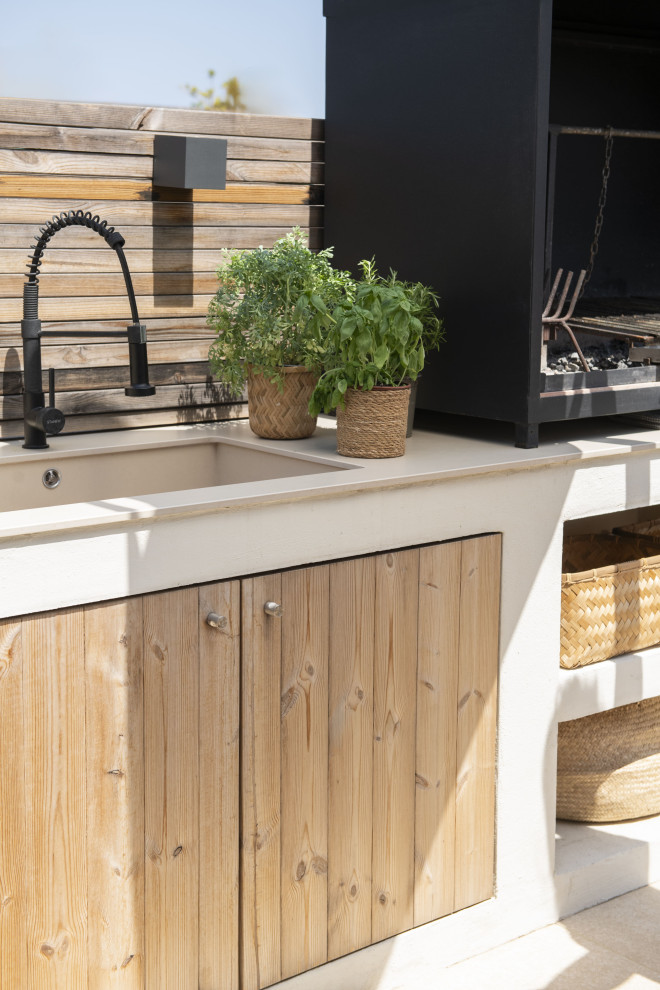 Imagen de terraza in azotea With chimenea, toldo and barandilla de madera