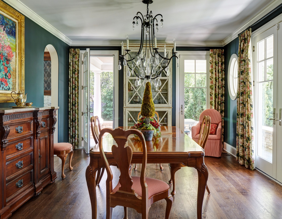 Immagine di una sala da pranzo classica chiusa e di medie dimensioni con pareti verdi, pavimento in legno massello medio e pavimento marrone