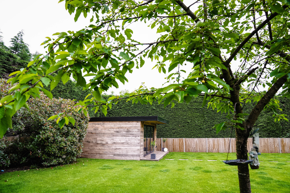 Mittelgroßes Modernes Gartenhaus in Surrey