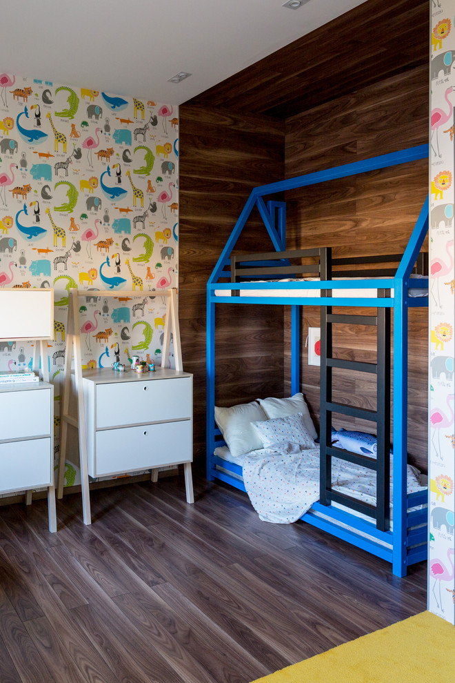 Contemporary gender-neutral kids' bedroom in Moscow with multi-coloured walls, dark hardwood floors and brown floor for kids 4-10 years old.
