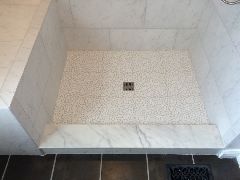 Idee per una stanza da bagno con doccia eclettica di medie dimensioni con doccia aperta, piastrelle grigie, piastrelle in gres porcellanato, pavimento in gres porcellanato e pavimento nero