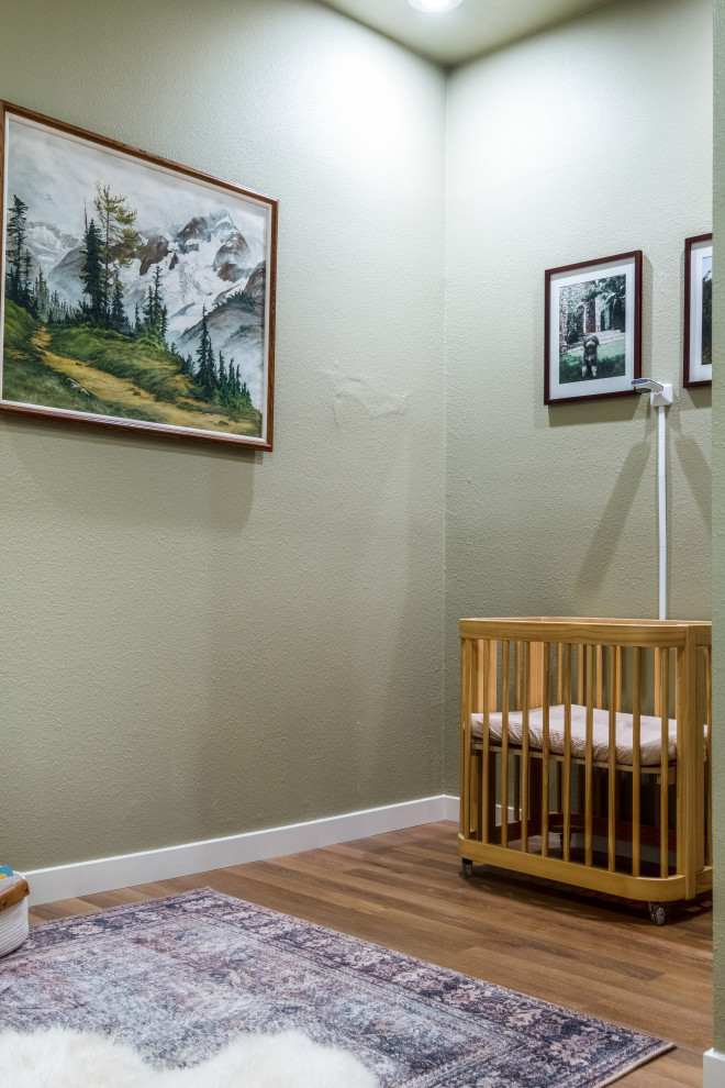 Свежая идея для дизайна: маленькая нейтральная комната для малыша в стиле неоклассика (современная классика) с зелеными стенами, полом из винила, коричневым полом и многоуровневым потолком для на участке и в саду - отличное фото интерьера