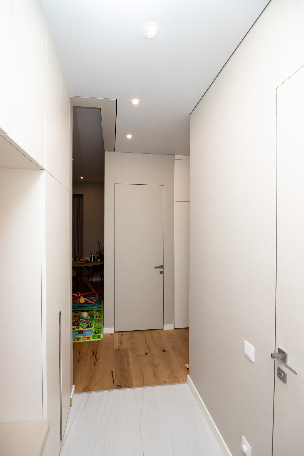 Гардероб и шкаф в прихожую в минималистичном стиле