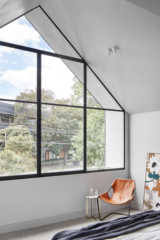 Mittelgroßes Modernes Hauptschlafzimmer mit weißer Wandfarbe, Teppichboden, grauem Boden, gewölbter Decke und vertäfelten Wänden in Melbourne