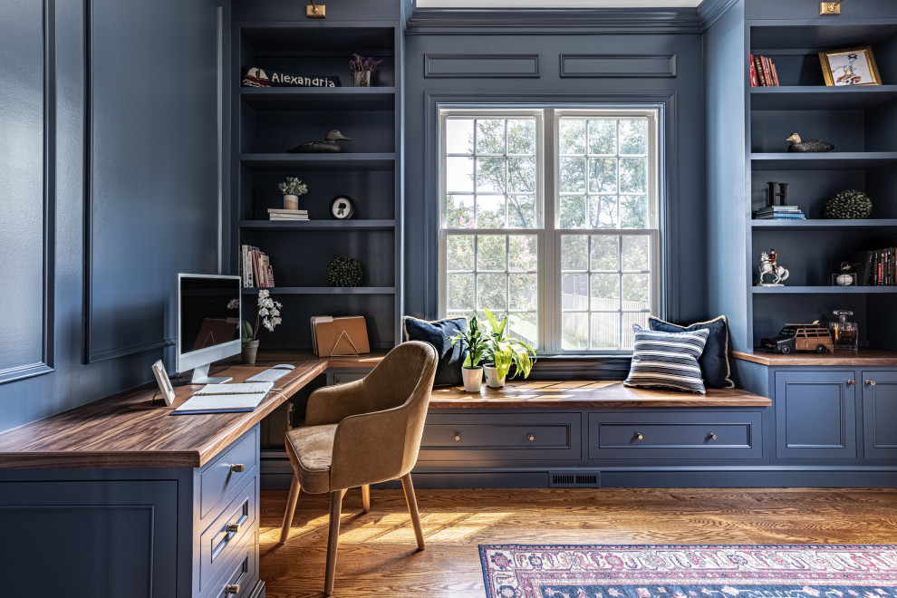 Esempio di un ufficio classico con pareti blu, pavimento in legno massello medio, scrivania incassata e boiserie