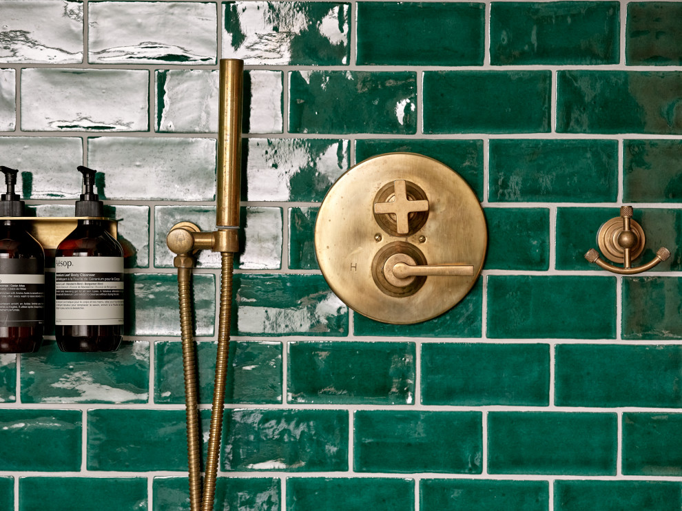 Источник вдохновения для домашнего уюта: ванная комната в стиле неоклассика (современная классика) с коричневыми фасадами, открытым душем, зеленой плиткой, полом из керамической плитки, накладной раковиной, зеленым полом, тумбой под две раковины и встроенной тумбой
