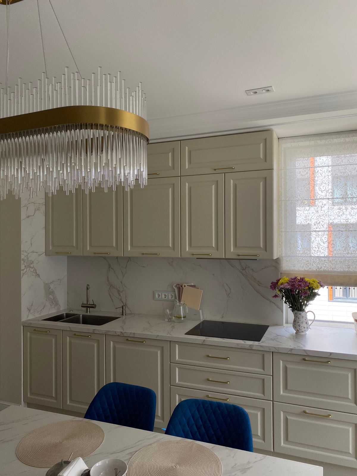 Светлая кухня со столещницей из керамогранита