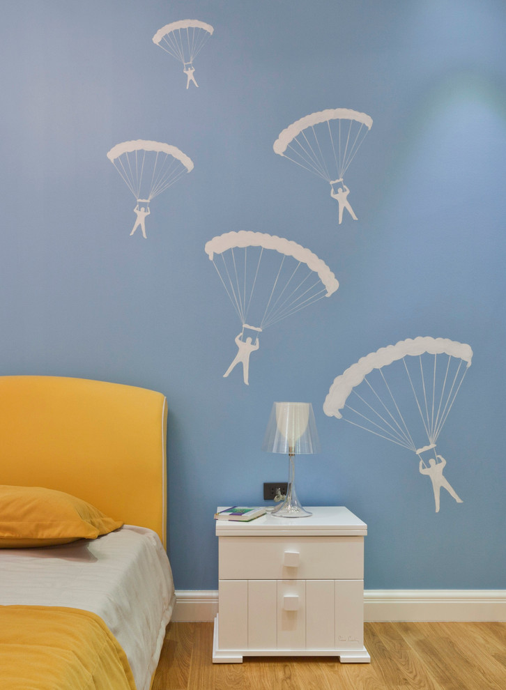 Inspiration for a mid-sized eclectic kids' bedroom for kids 4-10 years old and boys in Other with blue walls and light hardwood floors.