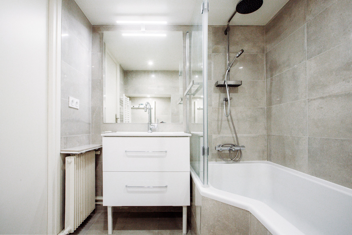 Salle de bain gris et wc blanc