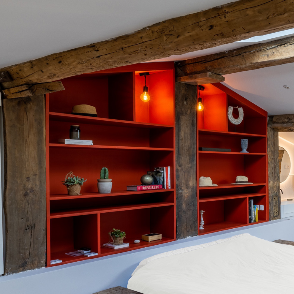 Inspiration for a medium sized gender neutral built-in wardrobe in Toulouse with red cabinets.