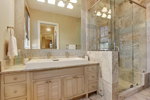 Esempio di una stanza da bagno chic con lavabo rettangolare, ante a persiana, ante con finitura invecchiata, top in quarzite, doccia ad angolo, WC a due pezzi, piastrelle beige e piastrelle a mosaico