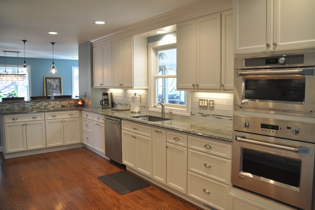Tranquil Transitional Kitchen klassisch-modern-kueche