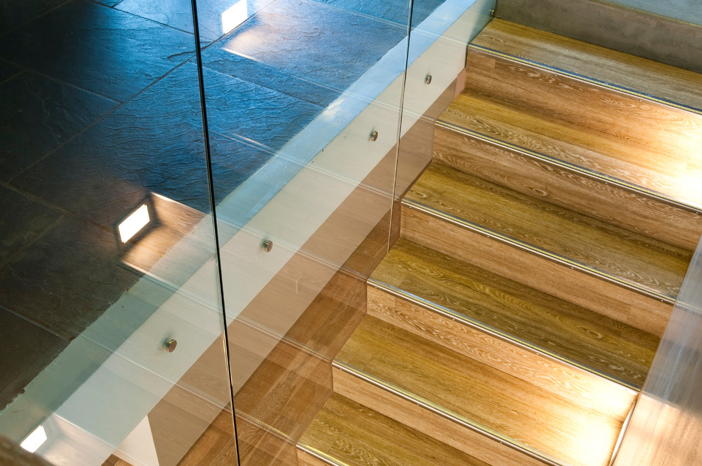 Diseño de escalera recta moderna de tamaño medio con escalones de acrílico