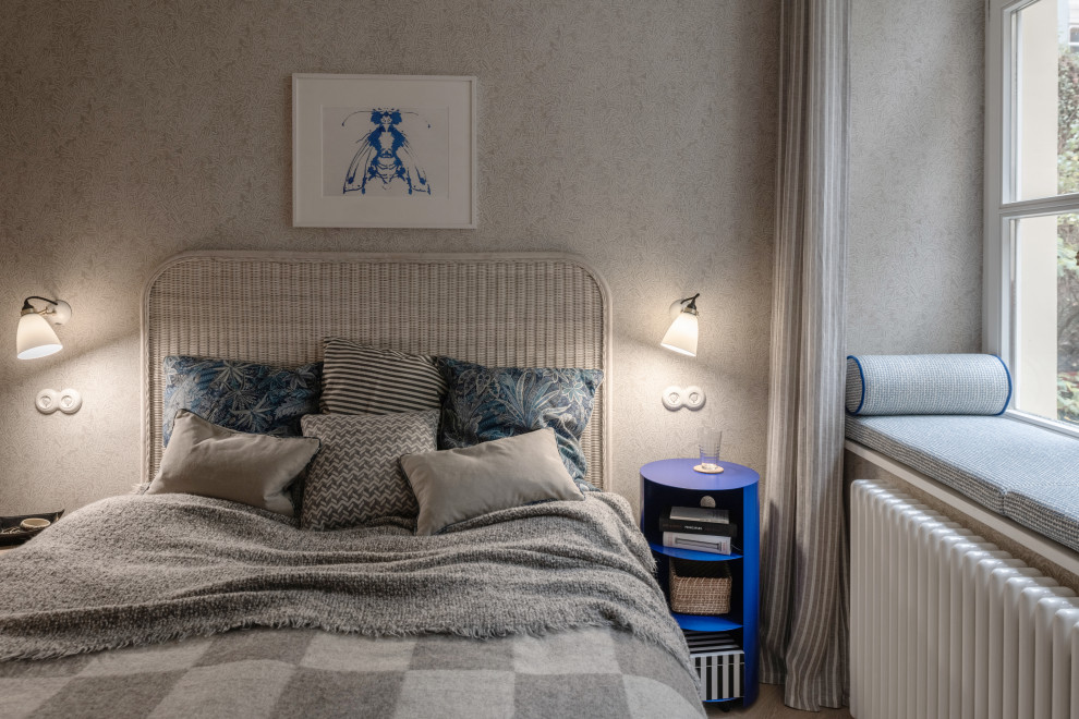 Hauptschlafzimmer mit grauer Wandfarbe, braunem Holzboden, braunem Boden und Tapetenwänden in Berlin
