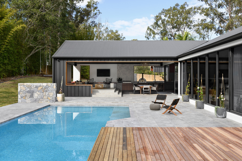Design ideas for a contemporary pool in Brisbane.