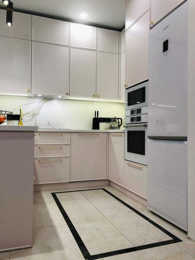 Нежная кухня в пудровых оттенках