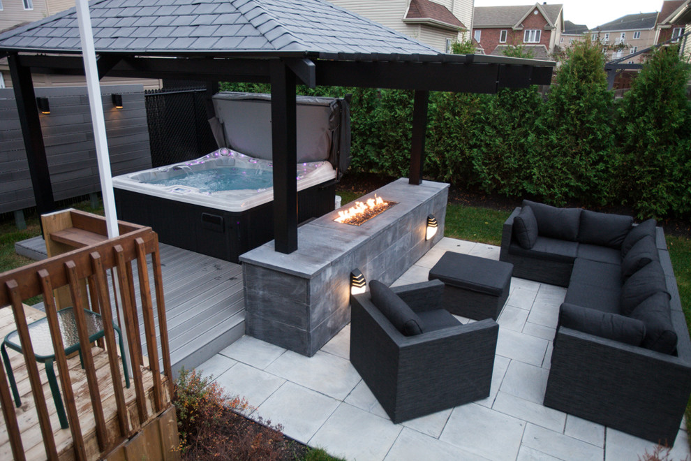 Photo of a contemporary patio in Montreal.