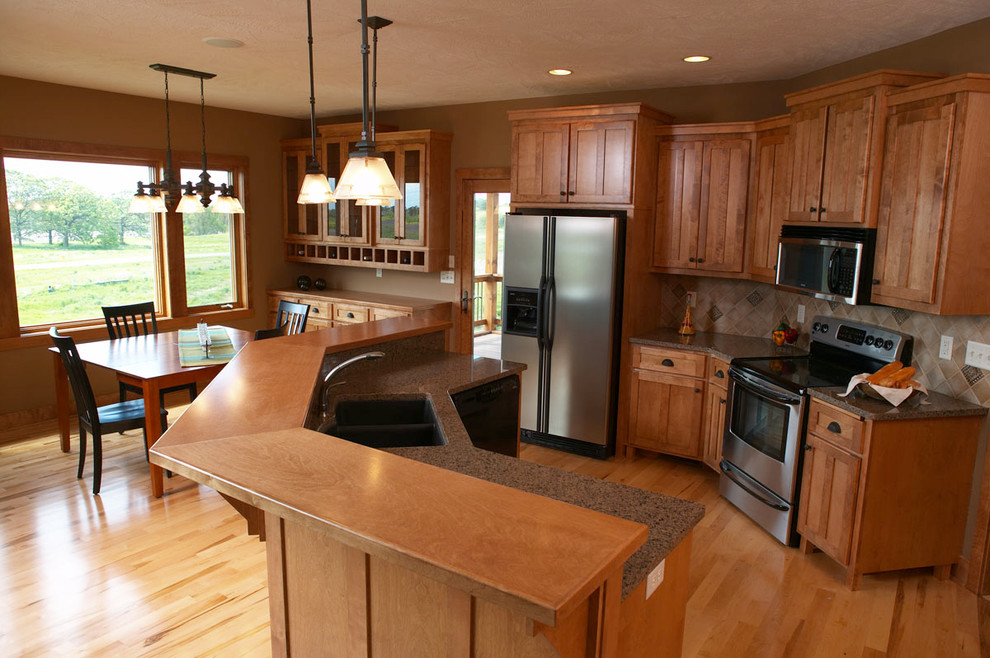 Kitchen - transitional kitchen idea in Minneapolis