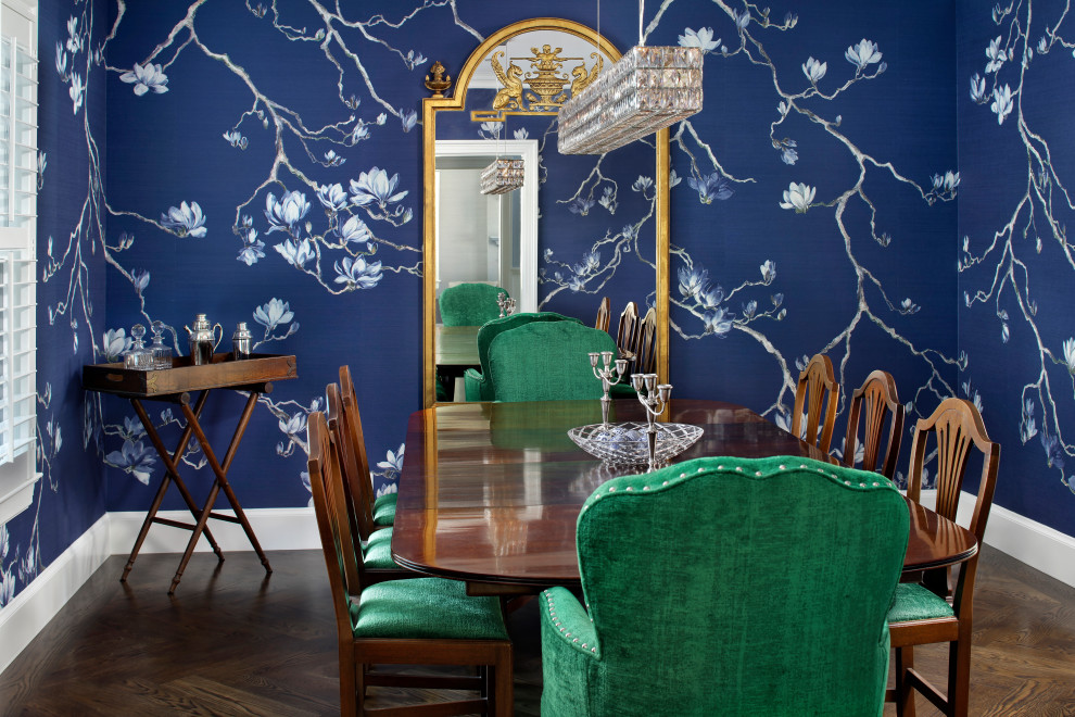 Inspiration pour une salle à manger traditionnelle fermée et de taille moyenne avec un mur bleu, un sol marron, parquet foncé et du papier peint.