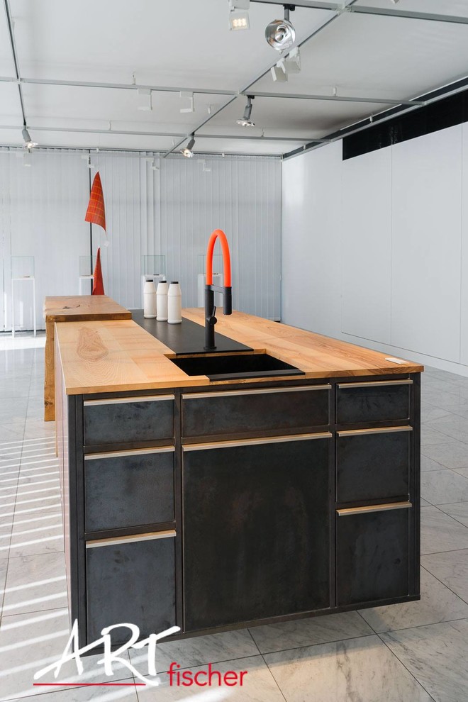 Offene, Einzeilige, Große Moderne Küche mit Einbauwaschbecken, flächenbündigen Schrankfronten, Arbeitsplatte aus Holz und Kücheninsel in Hannover