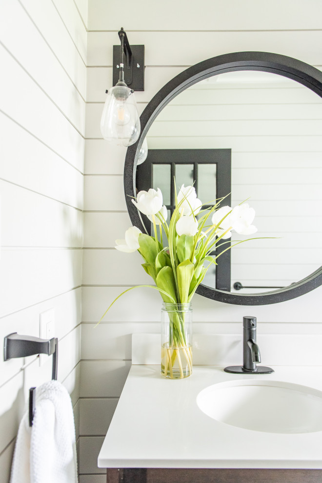 Example of a transitional home design design in Toronto