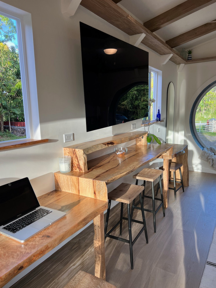 Mittelgroßes Maritimes Arbeitszimmer mit Studio, weißer Wandfarbe, hellem Holzboden, Einbau-Schreibtisch, beigem Boden und freigelegten Dachbalken in Hawaii