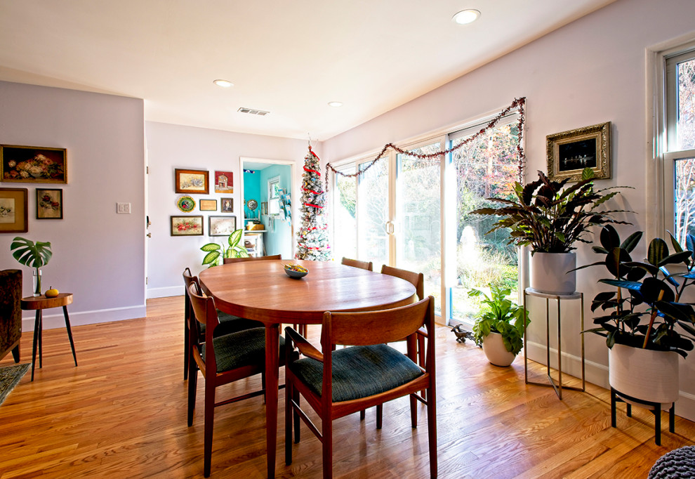 Inspiration pour une salle à manger ouverte sur la cuisine vintage de taille moyenne avec un mur gris, un sol en bois brun et un sol marron.