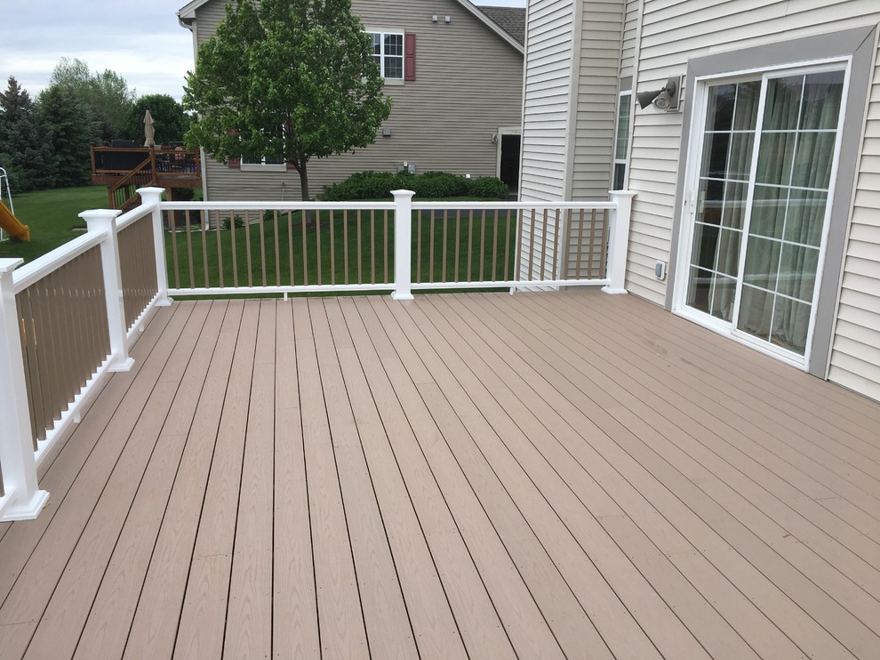 Mid-sized transitional backyard deck in Milwaukee with no cover.