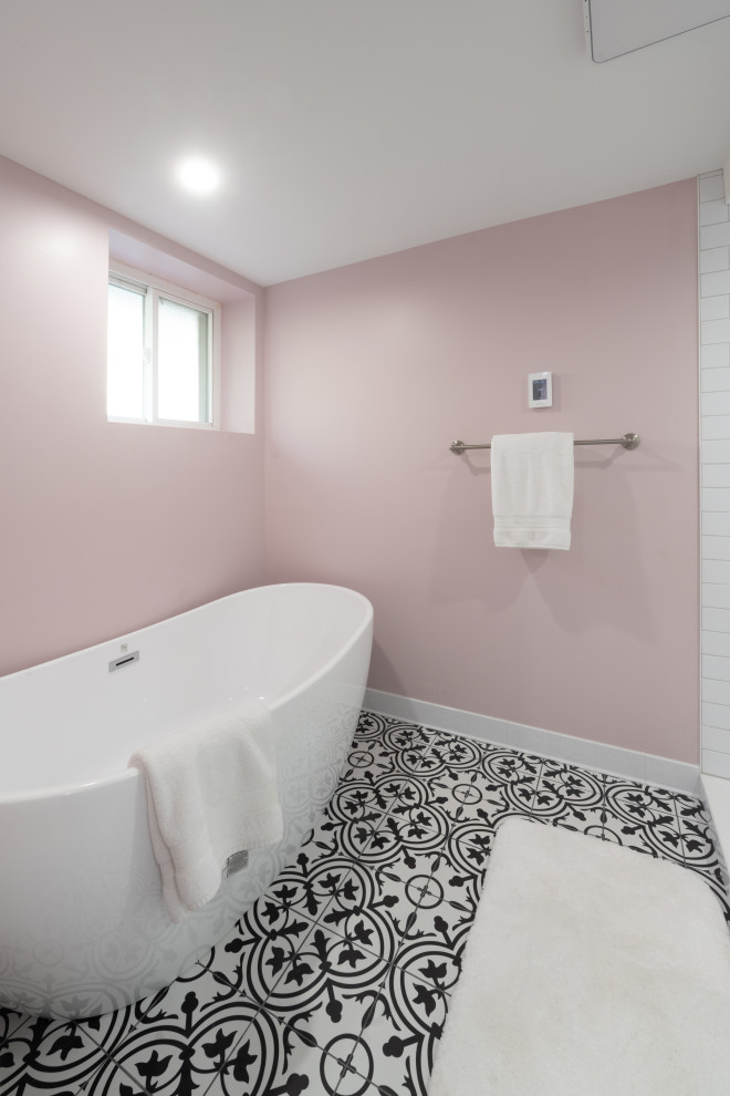 Inspiration för ett mellanstort vit vitt en-suite badrum, med ett fristående badkar, en toalettstol med hel cisternkåpa, vit kakel, tunnelbanekakel, rosa väggar, klinkergolv i keramik, bänkskiva i akrylsten, flerfärgat golv och med dusch som är öppen