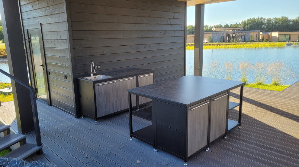 Уличная кухня на террасе у озера