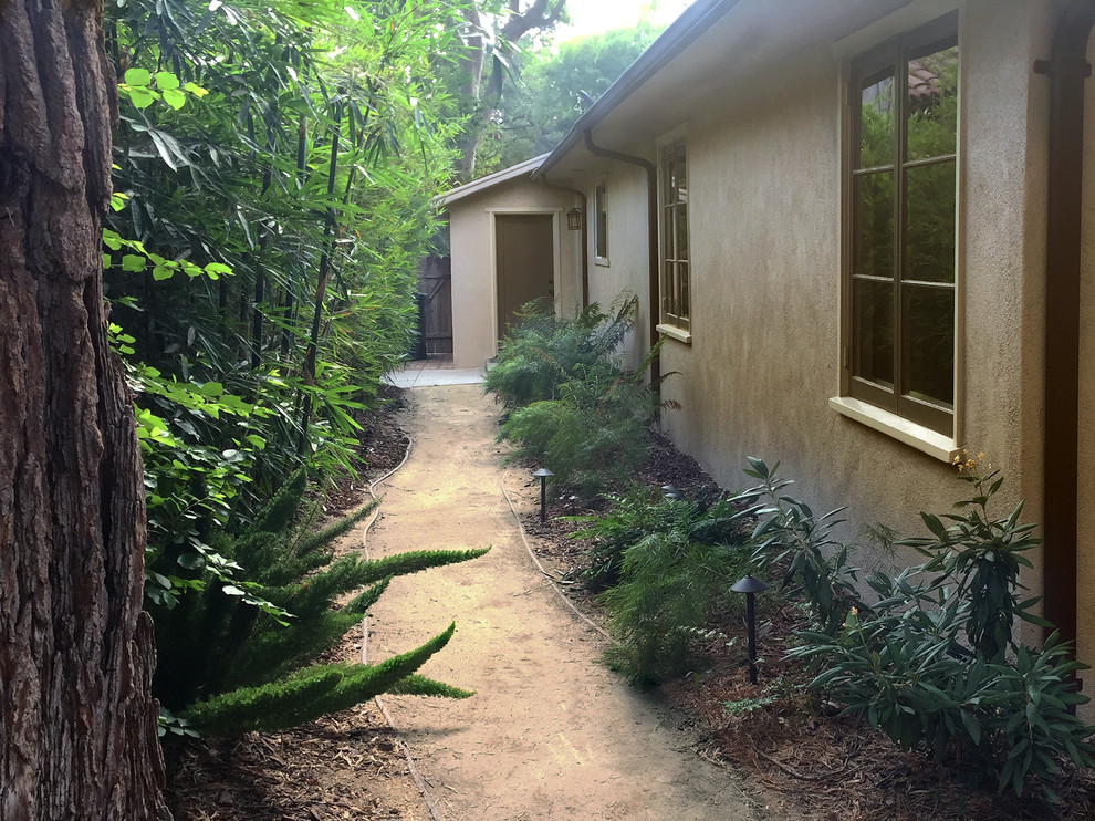 Photo of a small country side yard partial sun xeriscape in Los Angeles with a water feature.