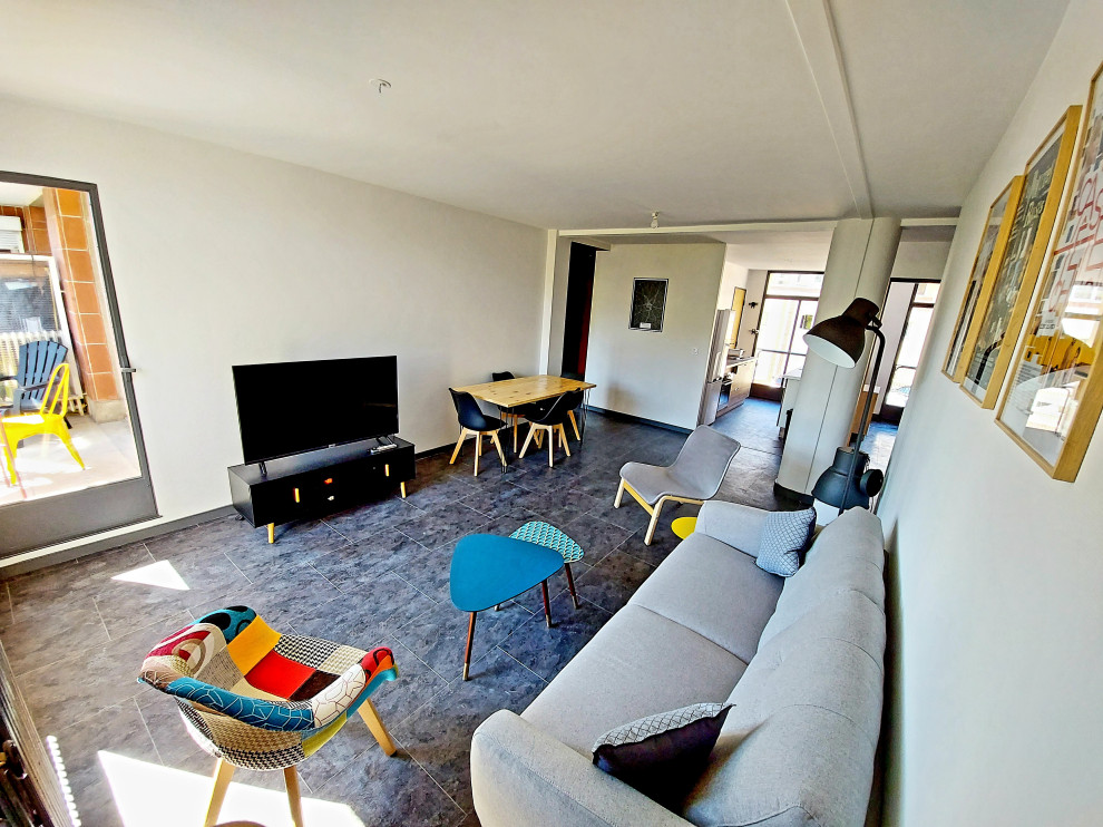 Mittelgroßes, Offenes Modernes Wohnzimmer ohne Kamin mit weißer Wandfarbe, Vinylboden und schwarzem Boden in Paris