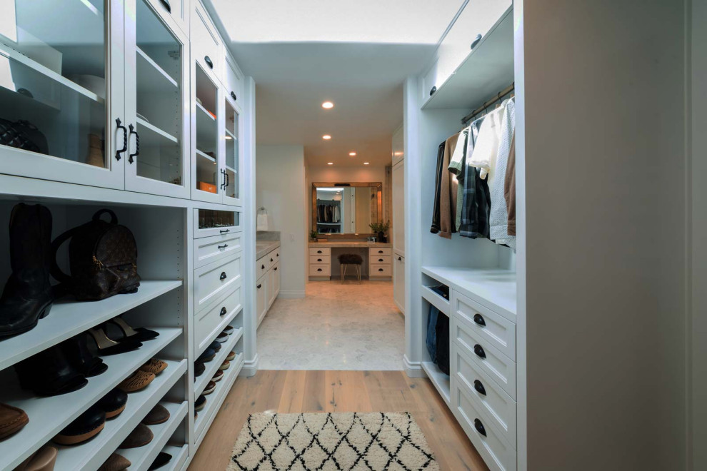 Diseño de armario y vestidor unisex campestre con armarios estilo shaker, suelo de madera clara y suelo beige