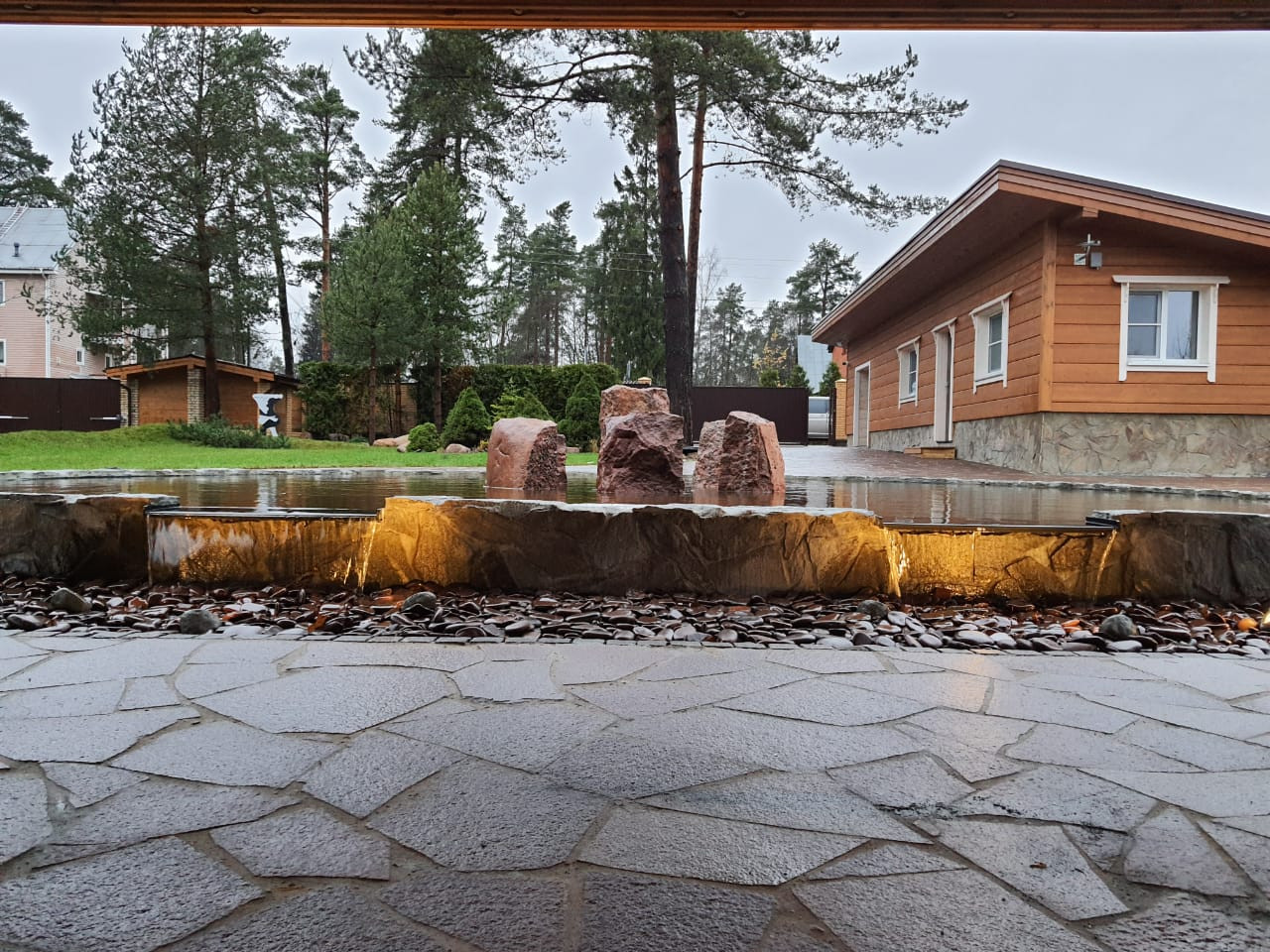 Декоративный водоём-каток в п. Песочное (Лен. обл.)