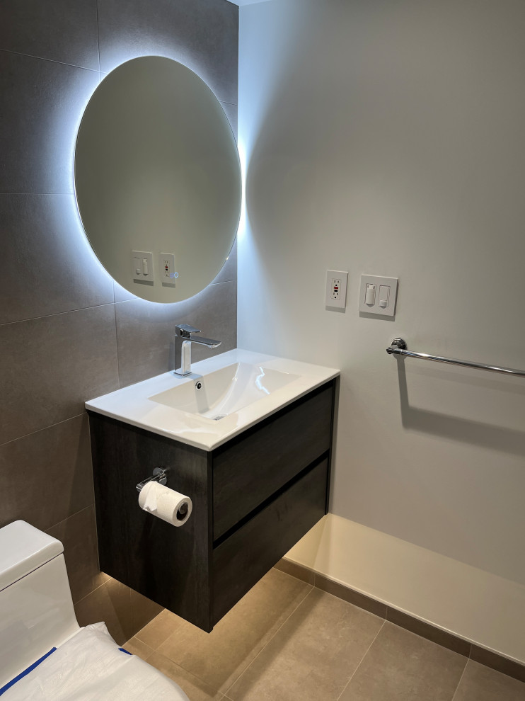 Exempel på ett litet industriellt vit vitt badrum med dusch, med släta luckor, bruna skåp, en öppen dusch, en toalettstol med separat cisternkåpa, vit kakel, porslinskakel, vita väggar, klinkergolv i porslin, ett integrerad handfat, bänkskiva i kvartsit, grått golv och med dusch som är öppen