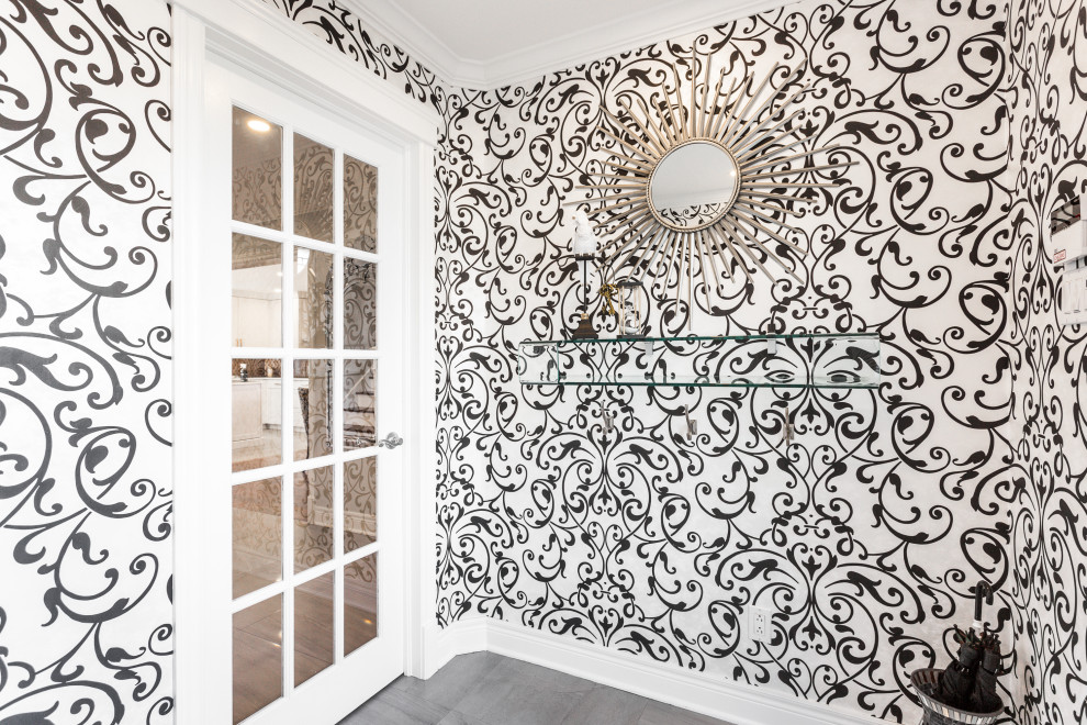Cette photo montre un vestibule chic de taille moyenne avec un mur blanc, un sol en carrelage de porcelaine, une porte double, une porte grise, un sol gris, un plafond à caissons et du papier peint.