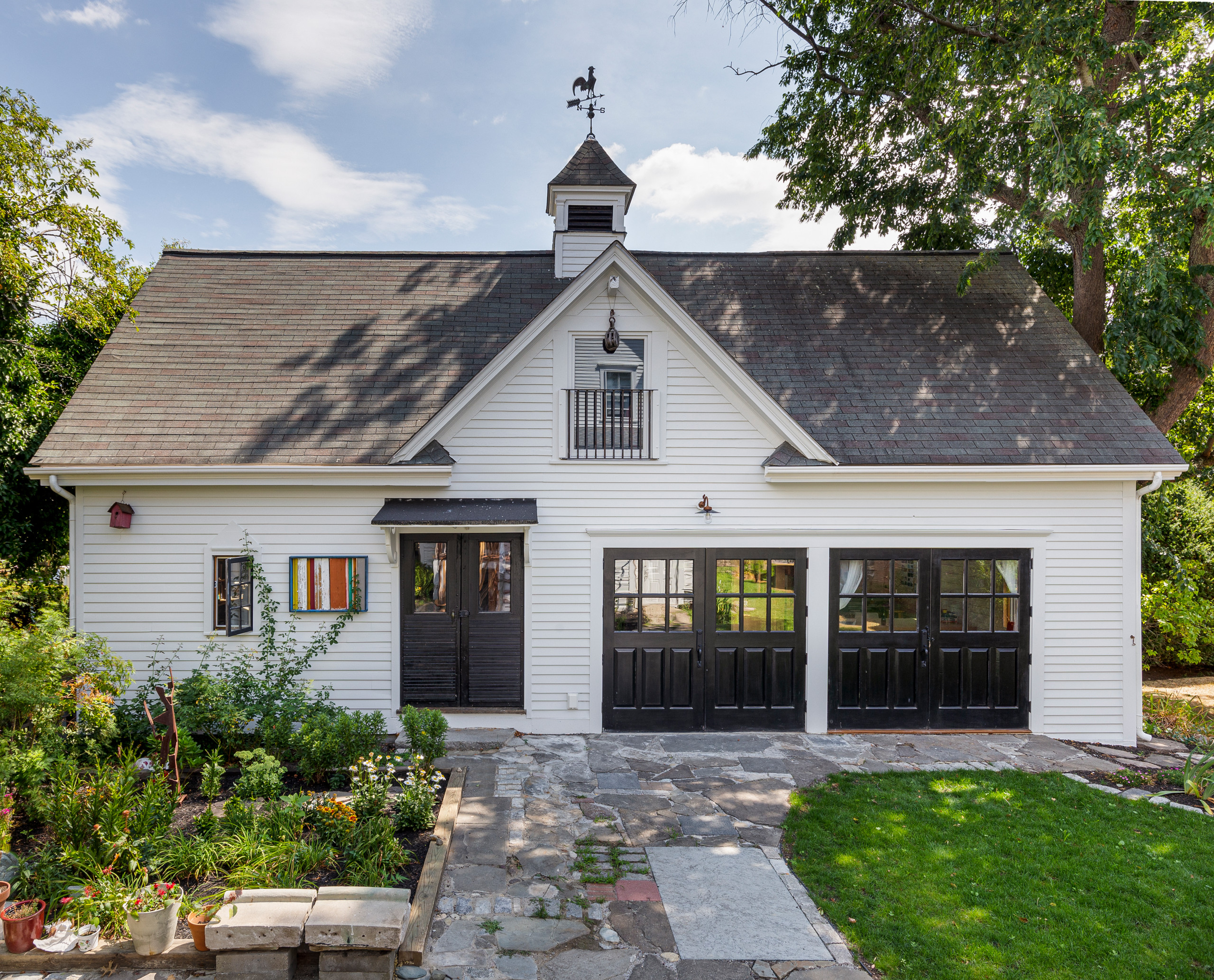 Historical Carriage House Transformed Into an Artist's Studio, image size:2560x2066