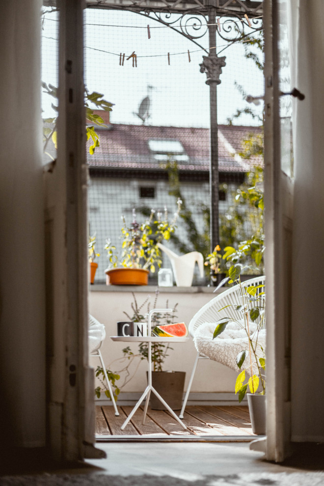 Idées déco pour un petit balcon scandinave avec des plantes en pot, aucune couverture et un garde-corps en métal.