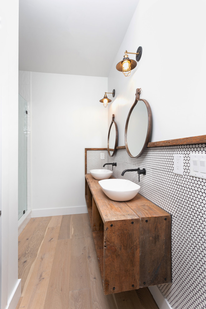 Foto på ett mycket stort lantligt brun badrum med dusch, med skåp i shakerstil, vita skåp, en öppen dusch, vit kakel, kakel i småsten, vita väggar, ljust trägolv, träbänkskiva och beiget golv