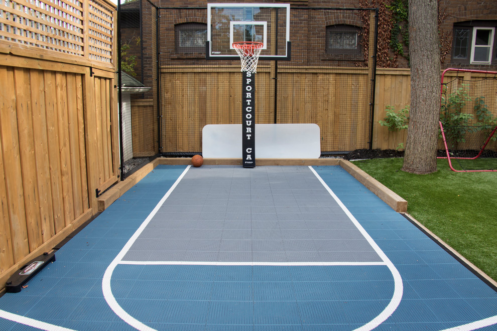 Design ideas for a transitional backyard outdoor sport court in Toronto.