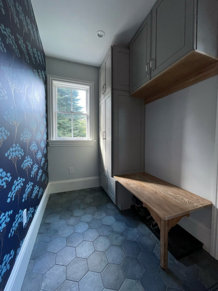 На фото: тамбур среднего размера в скандинавском стиле с синими стенами, полом из керамогранита, серым полом и обоями на стенах с