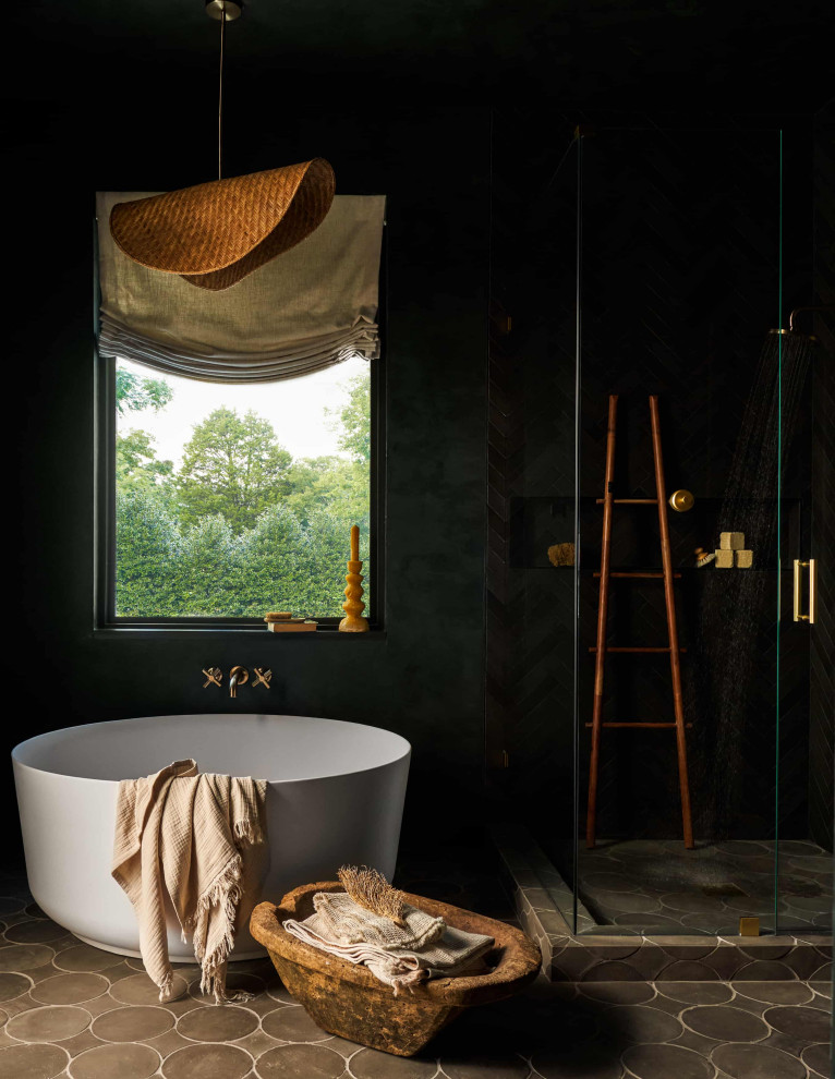Idéer för stora funkis en-suite badrum, med ett fristående badkar, gröna väggar och dusch med gångjärnsdörr